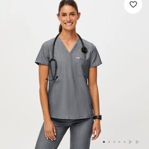 FIGS Women’s Catarina one pocket Scrub Top in graphite Size M